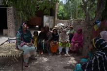 Des femmes du village de Mohri Pur, au Pakistan, où les femmes ont toujours respecté l'interdiction de voter qui leur avait été imposée par les anciens du village en 1947, écoutent l'une d'entre elles