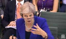 Capture vidéo montrant la Première ministre britannique s'exprimant devant une commission parlementaire le 18 juillet 2018. Elle a affirmé qu'elle "mettrait en oeuvre ce pour quoi les gens ont voté". 