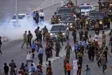 Des forces de sécurité irakiennes dispersent une manifestation sociale à Najaf, ville sainte chiite au sud de Bagdad le 14 juillet 2018