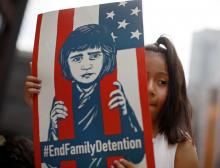 Une fillette manifestant à Chicago contre la séparation des familles de migrants