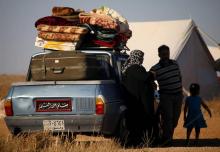 Des Syriens ayant fui les bombardements des forces pro-régime dans la province de Deraa attendant dans un camp de fortune près de la frontière jordanienne, dans le sud de la Syrie, le 1er juillet 2018