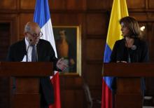 Le chef de la diplomatie française Jean-Yves Le Drian et son homologue colombienne Maria Angela Holguin à Bogota, le 27 juillet 2018