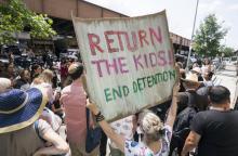 Une manifestante tient un panneau "Rendez les enfants, mettez fin à la détention" lors d'un rassemblement à New York, le 11 juillet 2018