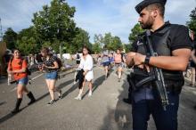 Les gendarmes français surveillent la foule lors de la 29e édition du festival des Eurockéennes de Belfort, le 8 juillet 2017