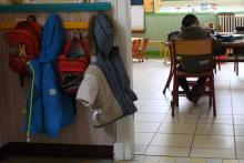 Un enfant travaille dans une salle de classe, à La Gavarnie-Gédre, le 16 mars 2018