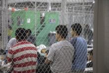 Des migrants illégaux dans un centre de rétention, le 17 juin 2018 à McAllen, au Texas
