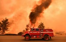 Des pompiers luttent contre un incendie près de Clearlake Oaks, le 1er juillet 2018 en Californie