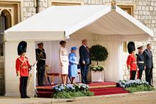 La reine Elizabeth II (C) aux côtés du président américain Donald Trump et de son épouse Melania Trump à leur arrivée au château de Windsor, le 13 juillet 2018