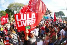 Un manifestant tient, le 30 mai 2018 à Sao Paulo, une pancarte "Libérez Lula",l'ex-président Luiz Inacio Lula da Silva, incarcéré depuis début avril pour corruption