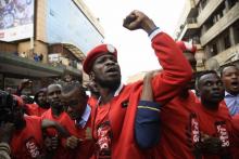 Des militants manifestent contre une taxe imposée par le gouvernement ougandais sur l'usage des réseaux sociaux le 11 juillet 2018 à Kampala