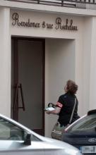 Un policier devant l'immeuble dans lequel ont été retrouvés les corps de quatre adultes et d'un enfant le 10 juillet 2018 à Pau