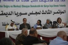 Des membres du Conseil démocratique syrien lors d'une réunion à Tabqa, en Syrie, le 16 juillet 2018