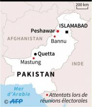 Un jeune pakistanais blessé dans l'explosion d'une bombre est transporté à l'hôpital à Bannu, dans le sud-ouest du Pakistan, le 13 juillet 2018