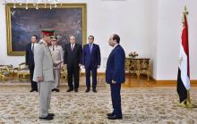 Photo distribuée par la présidence égyptienne montrant le nouveau ministre de la Défense, Mohamed Zaki (G) lors de sa prestation de serment devant le chef de l'Etat Abdel Fattah al-Sissi, le 14 juin 2