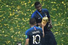 La complicité de Kylian Mbappé et Paul Pogba tout frais champions du monde à l'issue de la victoire des Bleus sur la Croatie, le 15 juillet 2015 à Moscou