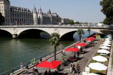 Des badauds sur les quais de Seine, le 7 juillet 2018 à Paris, où la 17e édition de Paris Plages a été lancée