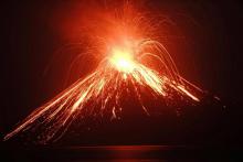 La lave s'échappe du volcan Anak Krakatau, considéré comme "l'enfant" du Krakatoa, le 19 juillet 2018, sur une île du centre de l'Indonésie