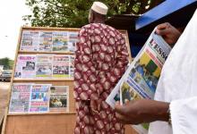 Des Maliens lisent les Unes des journaux dans les rues de Bamako, le 30 juillet 2018, au lendemain de l'élection présidentielle