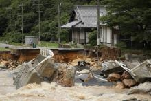 Une route effondrée dans la région d'Hiroshima, le 7 juillet 2018, suite aux pluies torrentielles qui s'abattent depuis quatre jours sur l'ouest du Japon