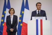 Le président français Emmanuel Macron, avec à ses côtés la ministre des Armées Florence Parly, s'exprime après avoir promulgué la Loi de programmation militaire (LPM) 2019-2025, prévoyant une hausse d