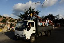 Des Vénézuéliens se déplacent en camion "fourrière" à Caracas, le 29 juin 2018