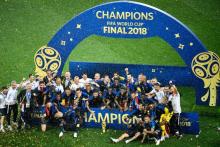 L'équipe de France de football pose avec le trophée (c) au stade Loujniki de Moscou après avoir remporté le Mondial-2018, le 15 juillet 2018