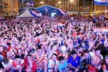 Des supporters croates fêtent la victoire face à la Russie sur la place principale de Zagreb, le 11 juillet 2018