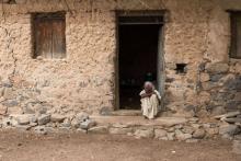 Une femme de 80 ans, Selasse Gebremeskel, assise devant sa maison de Badme, ville frontalière disputée entre l'Ethiopie et l'Erythrée, le 14 juin 2018.