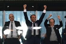 Le président français Emmanuel Macron (c), le président de la Fifa, Gianni Infantino (g) et le président de la FFF, Noël Le Graët, lors de la demi-finale de la France face à la Belgique, à Saint-Péter