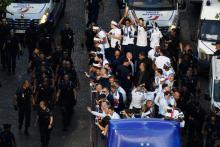 Les bleus champions du monde descendent les Champs-Elysées à Paris le 16 juillet 2018
