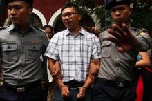 Wa Lone, un des deux journalistes de Reuters poursuivis en Birmanie, à la sortie du premier jour du procès, le 16 juillet 2018 à Rangoun