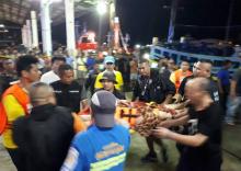 Les secours thaïlandais prennent en charge des passagers d'un bateau de plongée qui a chaviré à Phuket, dans le sud du pays le 5 juillet 2018