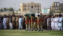 Des soldats portent, le 14 juillet 2018 à Quetta, le cercueil de Siraj Raisani, un homme politique local tué dans un attentat suicide de Mastung, au Baloutchistan qui a fait quelque 130 morts