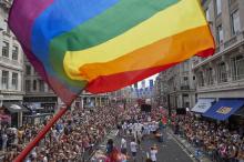 Le drapeau de la communauté LGBT lors de la Gay Pride, le 8 juillet 2017 à Londres