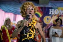 An Enriquez, vendeur de rue de 82 ans, se produit dans un drag show avec les membres du collectif "Golden Gays", le 16 juin 2018 à Manille, aux Philippines
