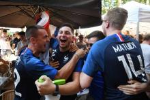 Des supporters de l'équipe de France célèbrent la victoire des Bleus contre l'Argentine dans un bar à Strasbourg, le 30 juin 2018