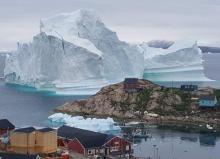 Un iceberg à la dérive vu à Innarsuit Settlement, dans le nord-ouest du Groenland, le 13 juillet 2018