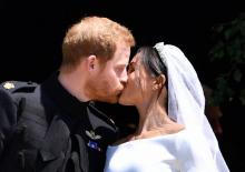 Le prince Harry embrasse Meghan à la sortie de la chapelle St George, à Windsor, le 19 mai 2018