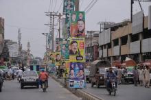 Des affiches électorales des candidats aux élections législatives, le 28 juin 2018 à Rawalpindi, au Pakistan