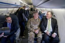 Le général John Nicholson échange avec Mike Pompeo à bord d'un avion le 9 juillet 2018 en Afghanistan