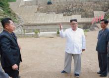 Photo non datée transmise par l'agence officielle nord-coréenne Kcna le 17 juillet 2018 du leader nord-coréen Kim Jong Un visitant le site de construction de la centrale électrique d'Orangchon, dans l