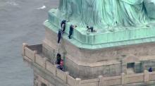 Une femme a gravi la Statue de la Liberté à New York le 4 juillet 2018