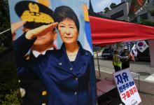 Des partisans de l'ancienne présidente sud-coréenne Park Geun-hye demandent sa libération devant la Cour centrale de Séoul le 20 juillet 2018