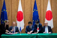Le Premier ministre japonais Shinzo Abe (G) accueille le président de la Commission européenne Jean-Claude Juncker (C) et le président du Conseil européen Donald Tusk (D) à Tokyo, le 17 juillet 2018