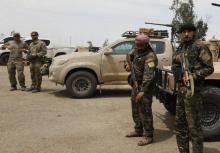 Des membres des Forces démocratiques syriennes (FDS) et des soldats américains rassemblés au champ pétrolier d'al-Tanak avant de lancer un assaut contre le groupe jihadiste Etat islamique dans la prov