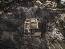 Vue aérienne de maisons dévastées par un incendie de forêt dans le village de Mati, près de Athènes, en Grèce, le 24 juillet 2018