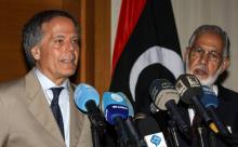 Le chef de la diplomatie italienne Enzo Moavero Milanesi (G) s'exprime lors d'une conférence de presse avec le ministre des Affaires étrangères du gouvernement d'union libyen, Mohamad Siala, dans la c