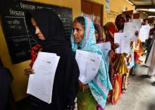 Des résidents de l'Etat d'Assam en Inde font la queue pour vérifier leur présence sur le registre national des citoyens, à Morigoan en Inde, le 30 juillet 2018