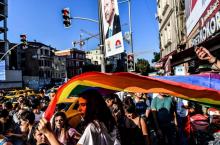 Des militants LGBT rassemblés à Istanbul pour la Gay Pride, le 1er juillet 2018 en Turquie