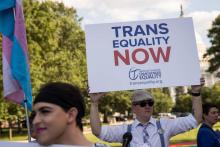 Des membres de la communauté transgenre et leurs soutiens manifestent à Washington le 9 juin 2017